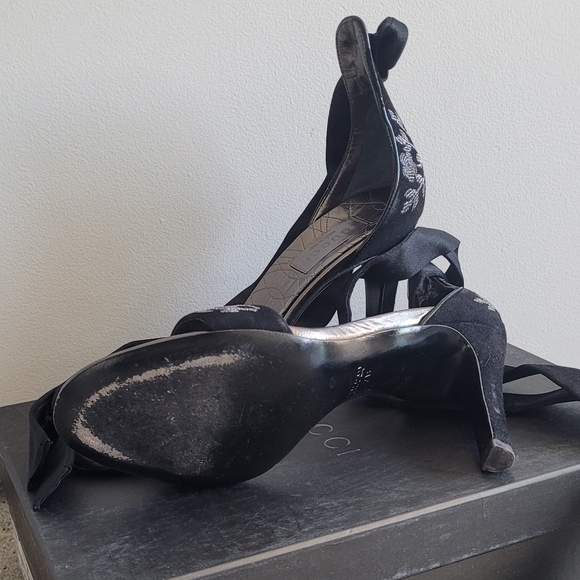 Authentic Vintage Gucci High Heel Sandals, Black/Floral w/ Satin Straps, Size 7 - Picture 6 of 8